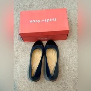 Easy Spirit Women's Navy low heeled pumps with black patent toe